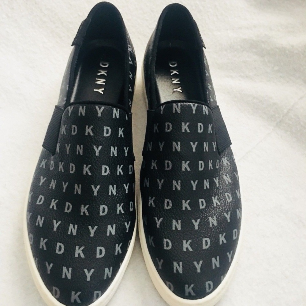 New DKNY Leather Slip On Loafer Sneakers Size 8.5